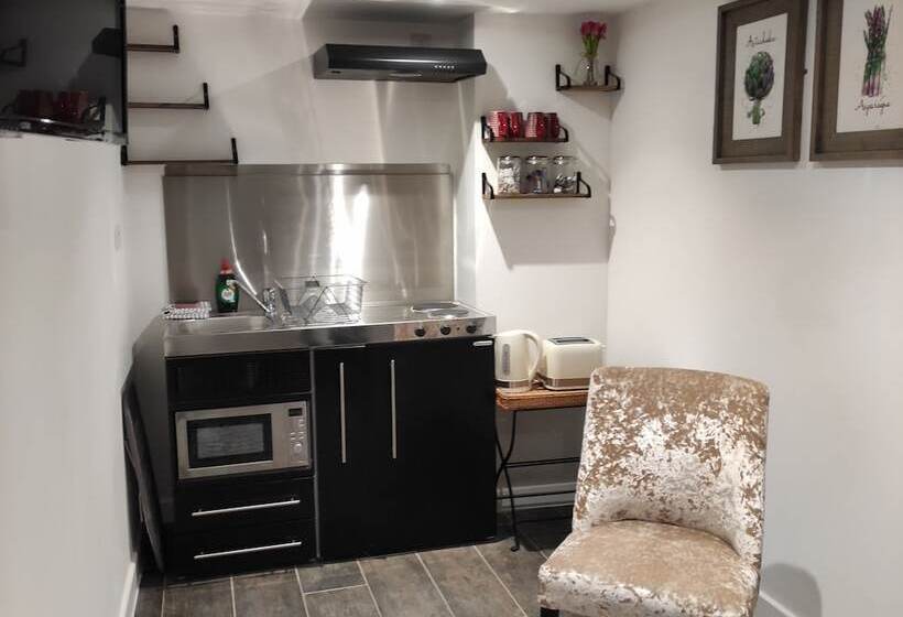 הוסטל Blackbird House, Apartments And Studios