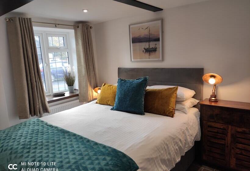 הוסטל Blackbird House, Apartments And Studios