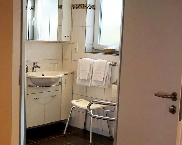 Retkeilymaja Weinhaus Lenz