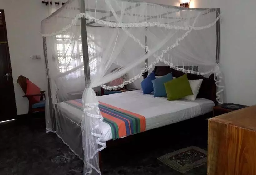 پانسیون Coconut Grove Midigama