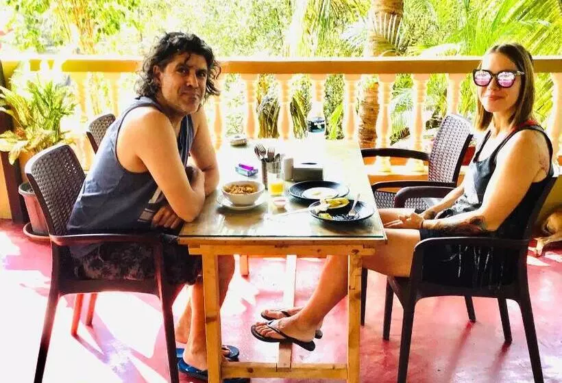 ベッドアンドブレックファースト Laligurasvilla Beachside Escape   100m To Beach