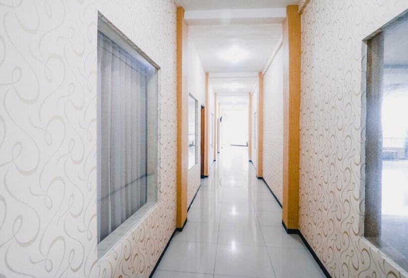 فندق Reddoorz Near Taman Rekreasi Selecta