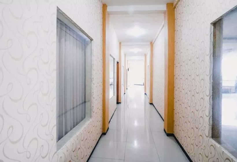 Hotelli Reddoorz Near Taman Rekreasi Selecta