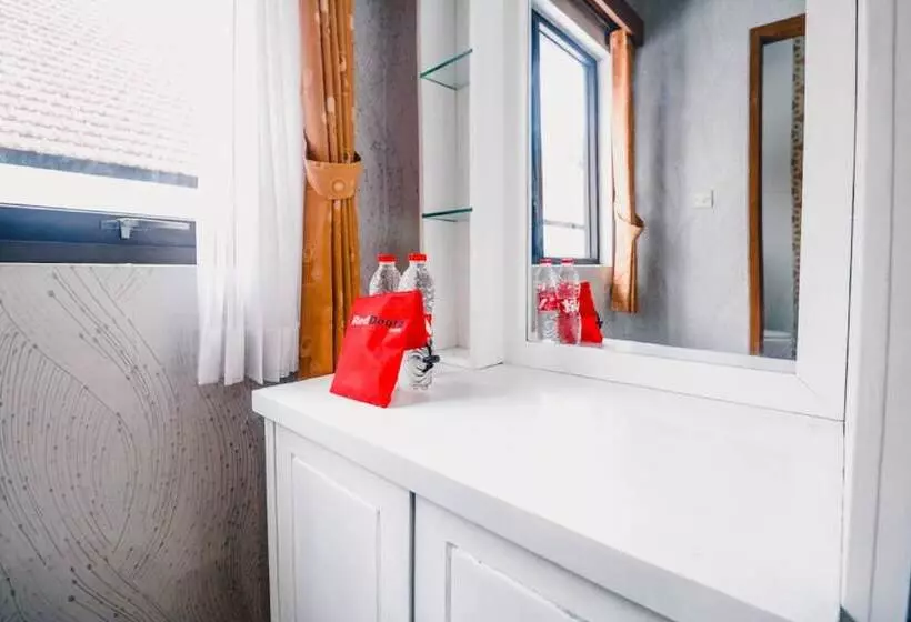 Hotelli Reddoorz Near Taman Rekreasi Selecta