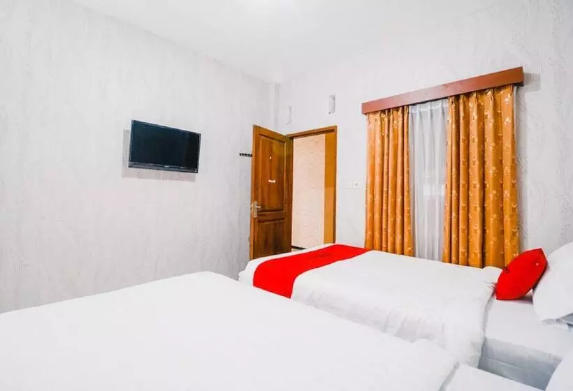 Hotelli Reddoorz Near Taman Rekreasi Selecta