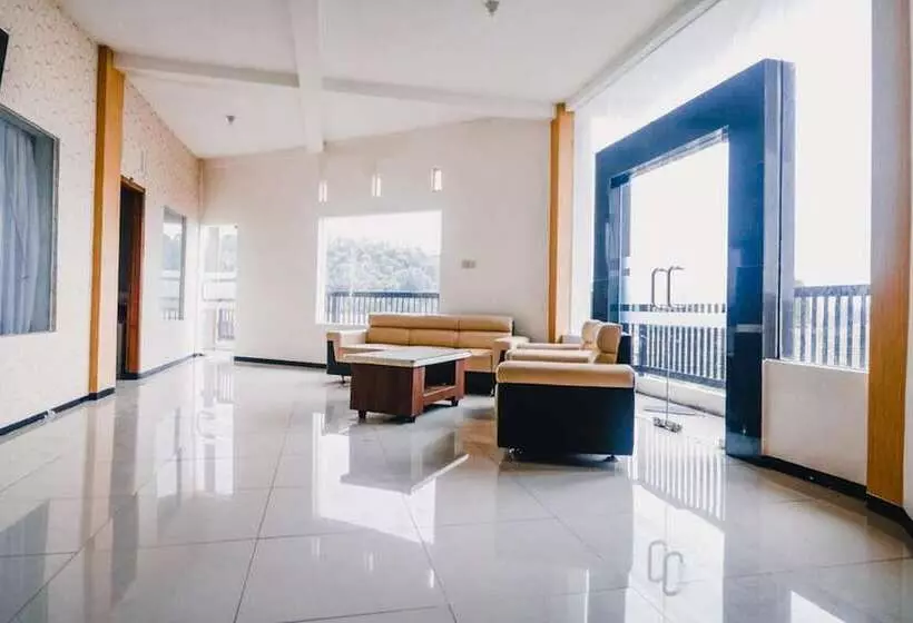 Hotelli Reddoorz Near Taman Rekreasi Selecta