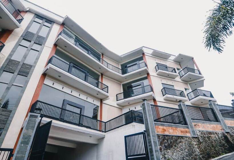 فندق Reddoorz Near Taman Rekreasi Selecta