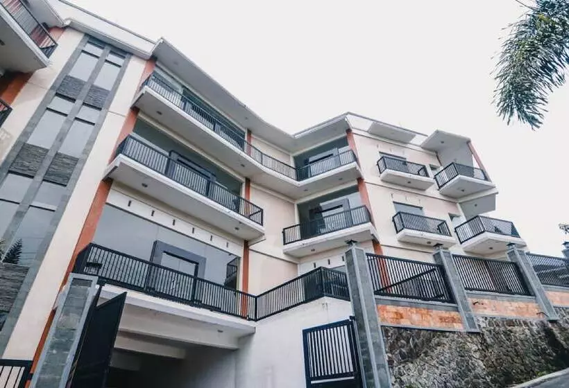 Hotelli Reddoorz Near Taman Rekreasi Selecta