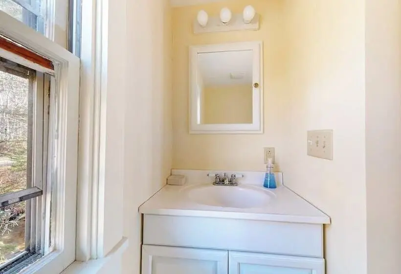 Charming Love Shack With Stunning Seaside Views And All The Comforts Of Home
