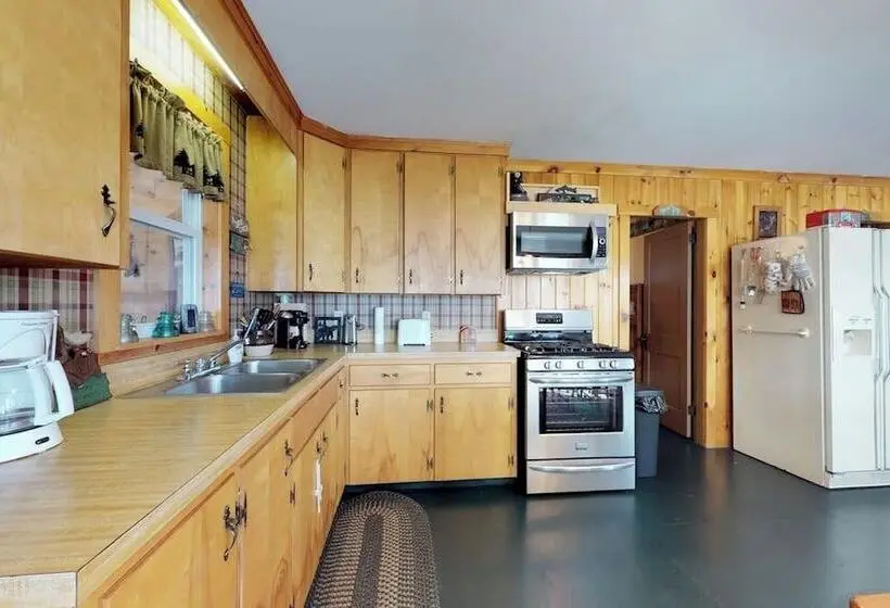 Lakefront Cabin With Lake Views, Cable, Beach Access & Private Dock