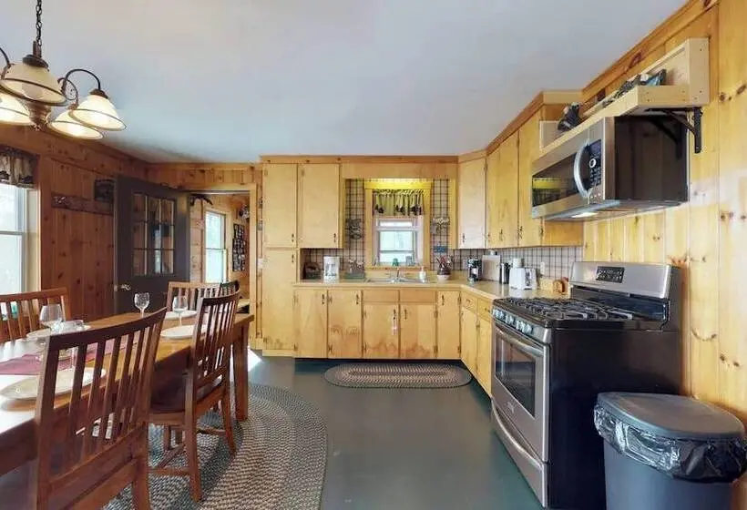 Lakefront Cabin With Lake Views, Cable, Beach Access & Private Dock