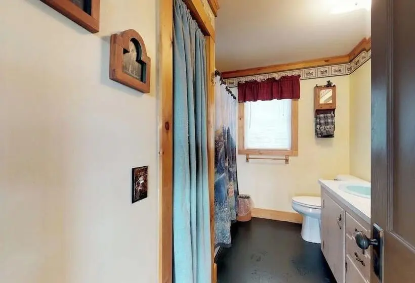 Lakefront Cabin With Lake Views, Cable, Beach Access & Private Dock