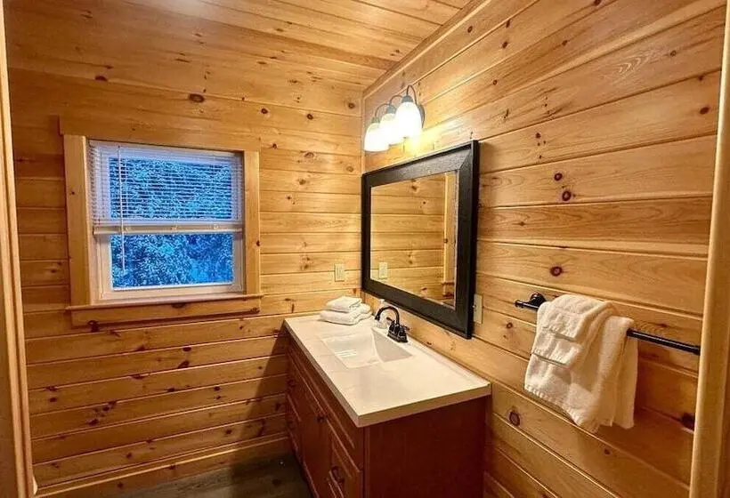 Moosehead State Of Mind, 3br Cabin With Mtn Views & Deck