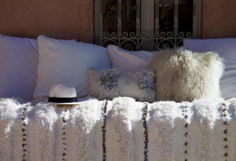 تختخواب و صبحانه The Bohemian Jungle