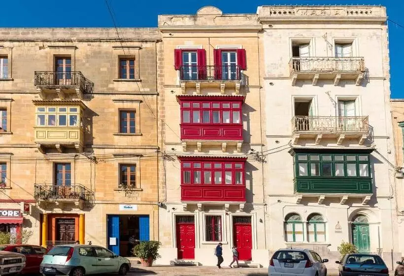 تختخواب و صبحانه The Snop House