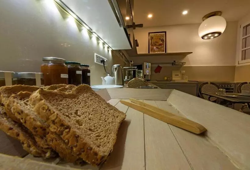 تختخواب و صبحانه The Snop House