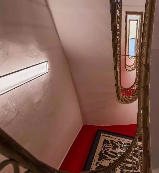 تختخواب و صبحانه The Snop House