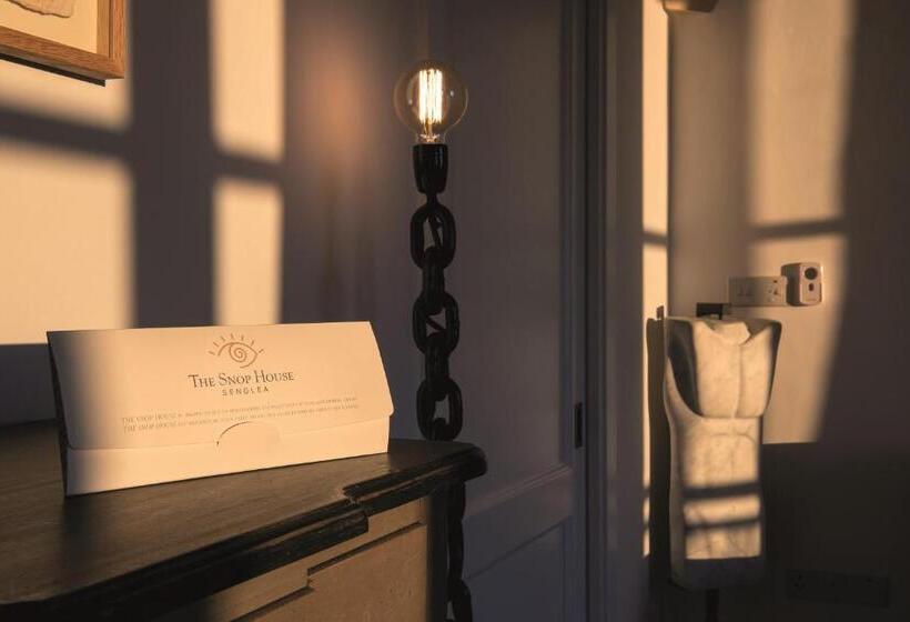 تختخواب و صبحانه The Snop House