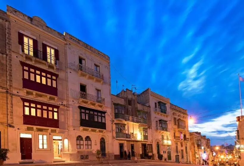 تختخواب و صبحانه The Snop House