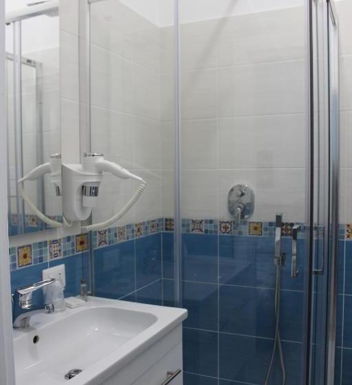 تختخواب و صبحانه Reginella