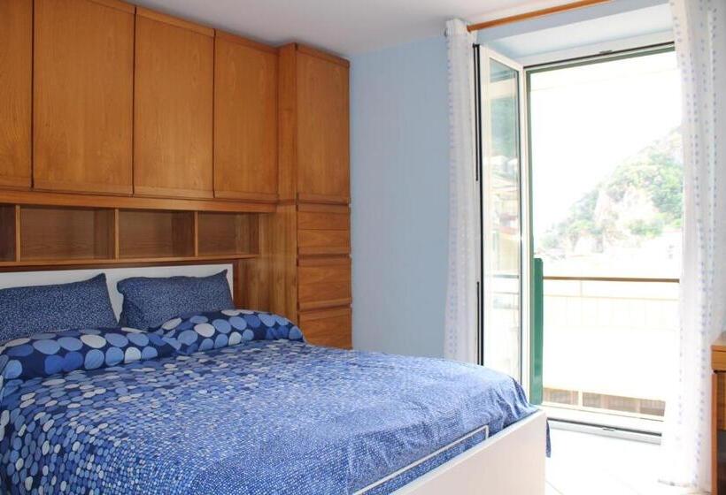 تختخواب و صبحانه Reginella