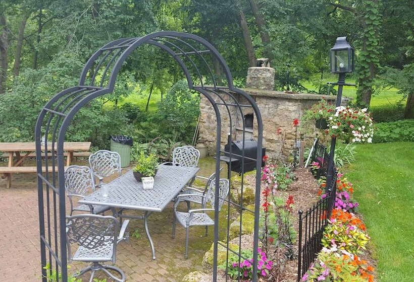 Round Barn Farm B & B Event Center