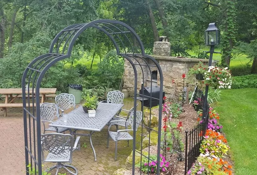 Round Barn Farm B & B Event Center