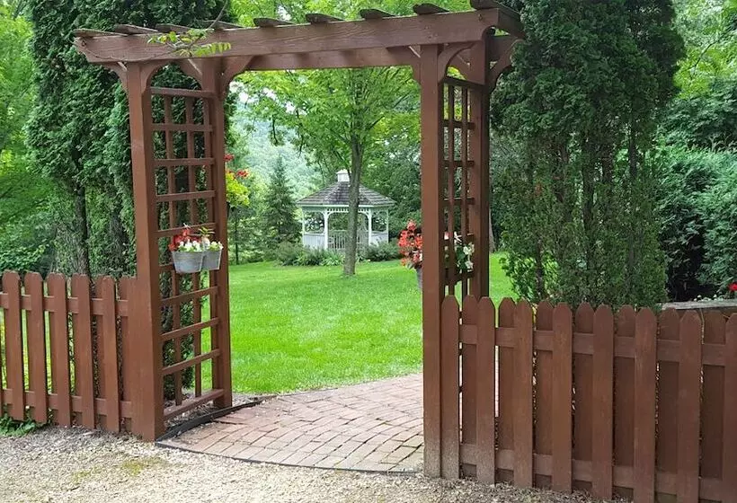 Round Barn Farm B & B Event Center