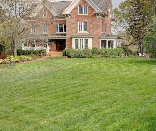 Round Barn Farm B & B Event Center