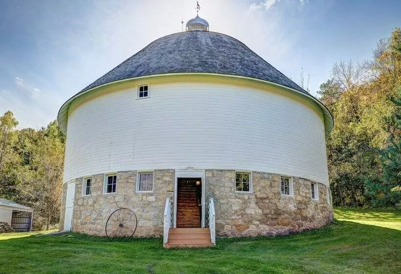 Round Barn Farm B & B Event Center