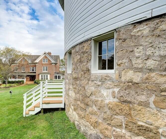 Round Barn Farm B & B Event Center