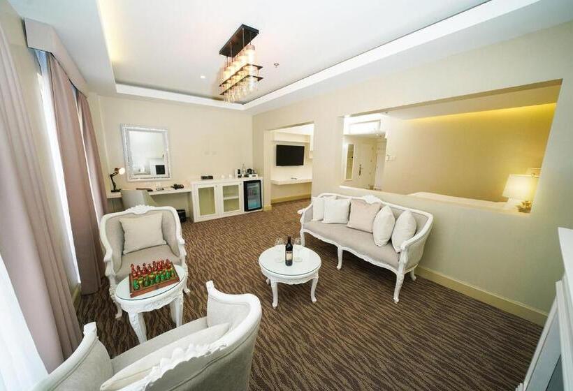 Hotel Carlito Tagaytay