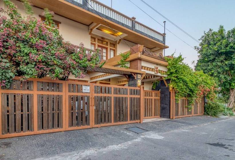 צימר Reddoorz Plus Near Lempuyangan Station 4