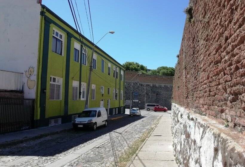 پانسیون Hostal Dinamarca