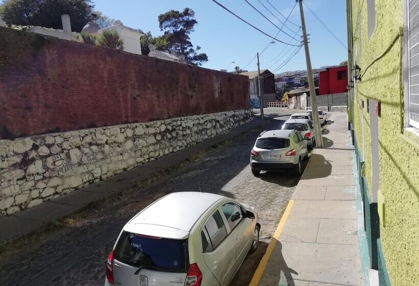 پانسیون Hostal Dinamarca