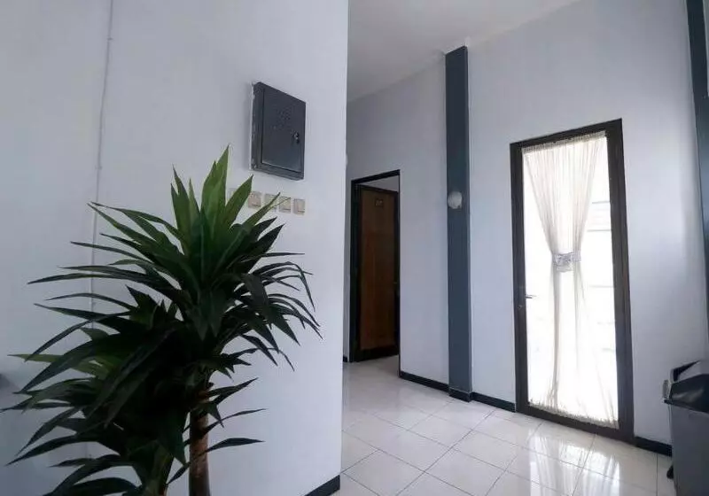 Majatalo Reddoorz Plus Near Undip Tembalang