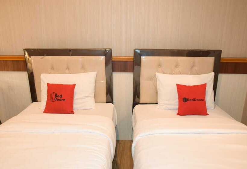 بنسيون Reddoorz Plus Near Universitas Sumatera Utara