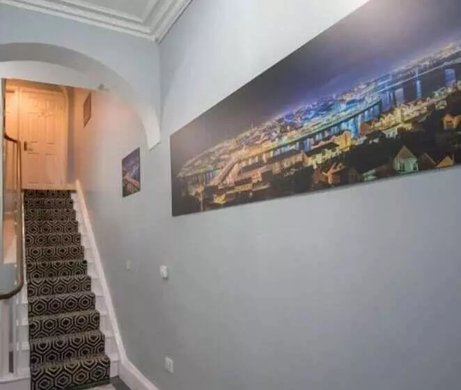 Derry Hostel & Guest House