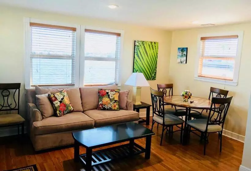 Harborside Motel & Marina