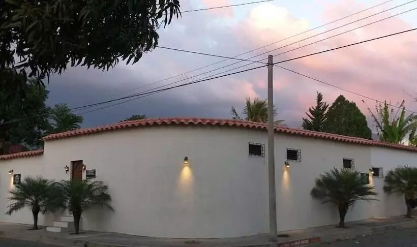 پانسیون Hostal Deyluwin