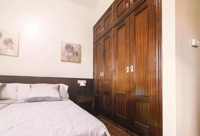 پانسیون Hostal La Laguna