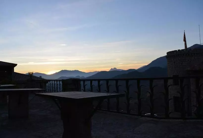 Retkeilymaja Hostal La Neu