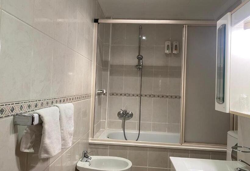 پانسیون Hostal Galicia Cardedeu