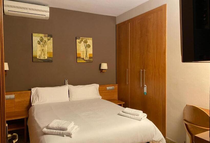 پانسیون Hostal Galicia Cardedeu