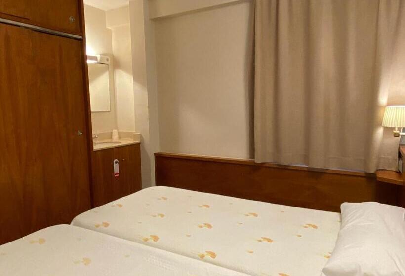 پانسیون Hostal Galicia Cardedeu