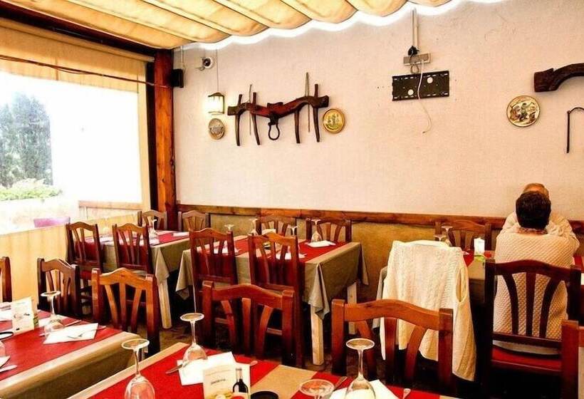 بنسيون Hostal Emporda