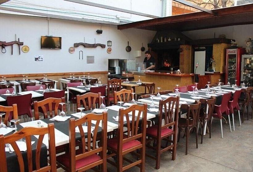 بنسيون Hostal Emporda