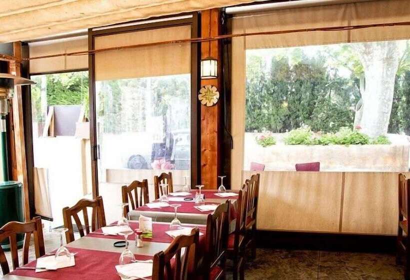 بنسيون Hostal Emporda