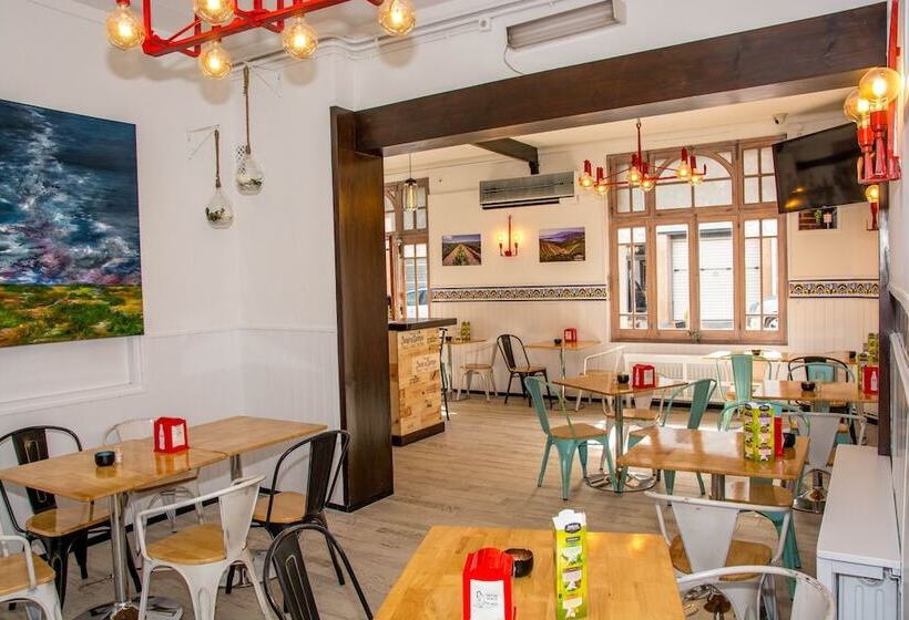 بنسيون Hostal Emporda