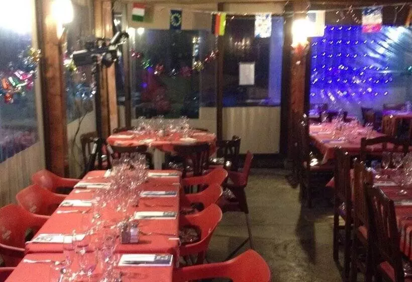 Majatalo Hostal Emporda